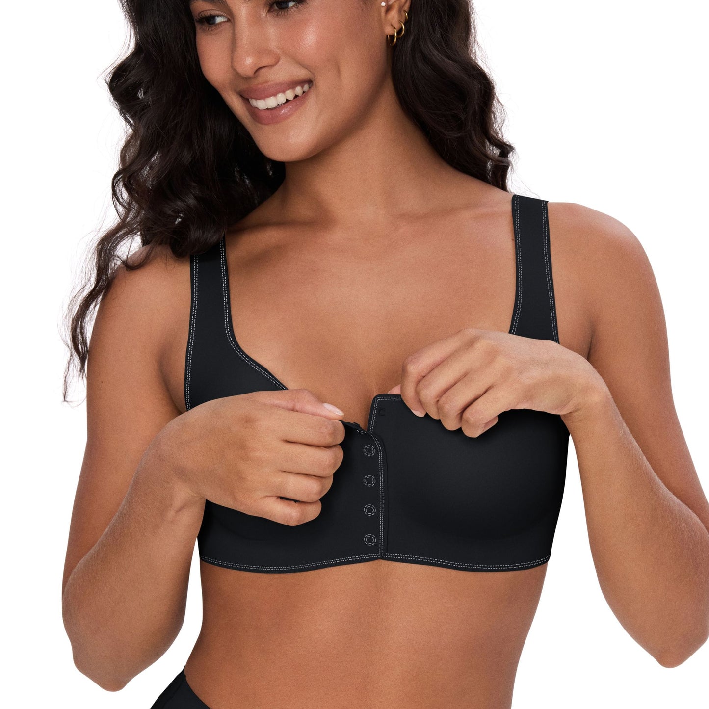 Women opens the UBRAS PLUSFront-Closure Bra SmartSizePlus Black