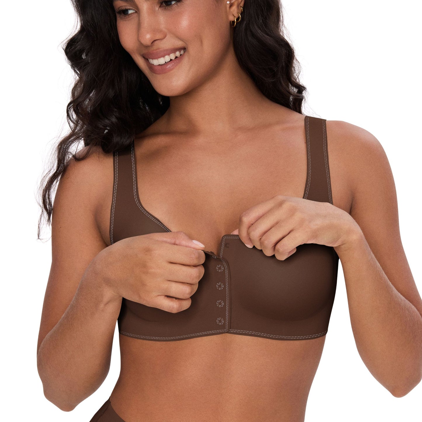 Women opens the UBRAS PLUSFront-Closure Bra SmartSizePlus Brown