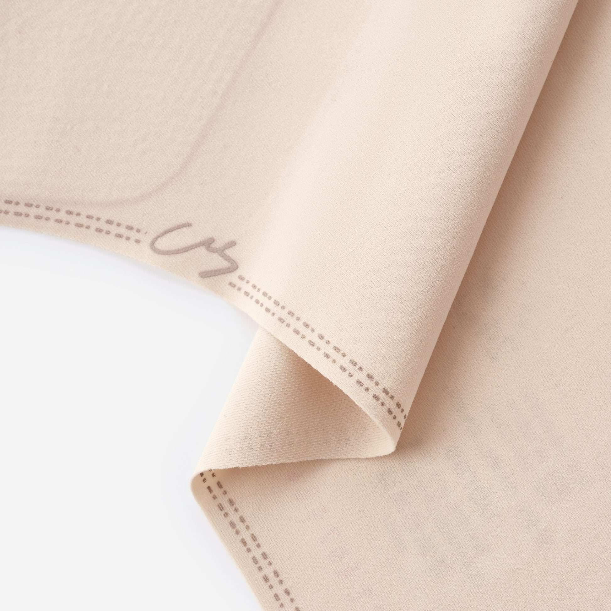 PLUS Front-Closure Smart Size Plus Bra in beige
Close-up of the inner fabric with fine stitching and the UBRAS logo.